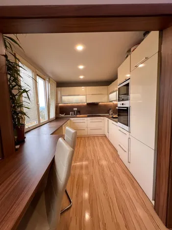 Prodej bytu 2+1, Karlovy Vary, Maďarská, 61 m2