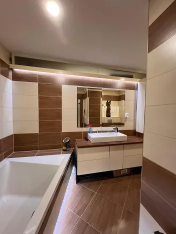 Prodej bytu 2+1, Karlovy Vary, Maďarská, 61 m2