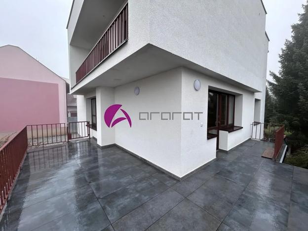 Pronájem rodinného domu, Charváty, 250 m2