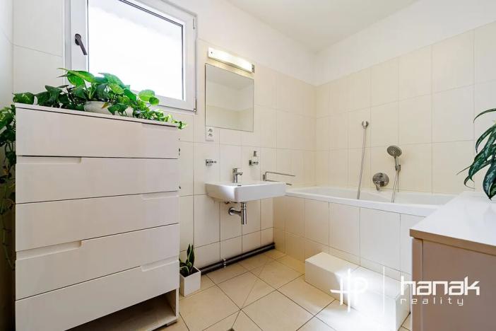 Prodej výrobních prostor, Dolany, 900 m2