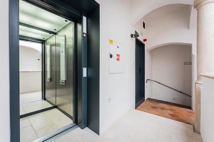 Pronájem obchodního prostoru, Praha - Malá Strana, Vlašská, 98 m2