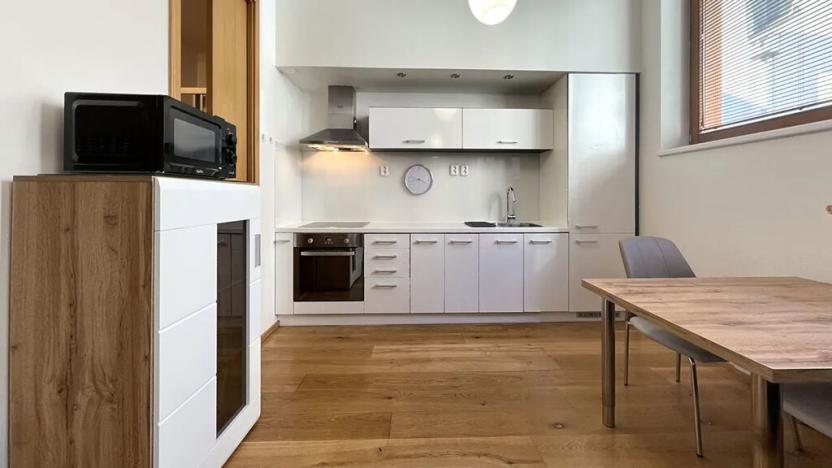 Pronájem bytu 1+kk, Praha - Vinohrady, Uruguayská, 38 m2