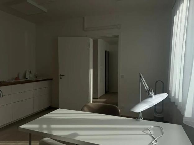 Prodej komerční nemovitosti, Praha - Vokovice, K Červenému vrchu, 47 m2