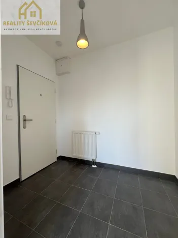 Pronájem bytu 1+kk, Hrochův Týnec, Nádražní, 28 m2