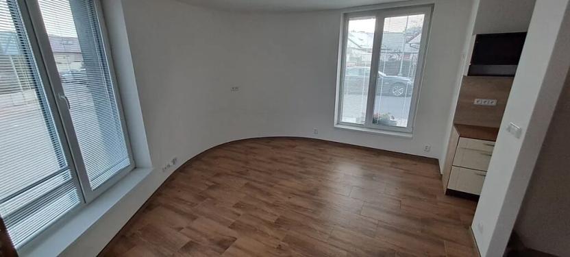 Pronájem bytu 2+kk, Praha - Čakovice, Bělomlýnská, 31 m2