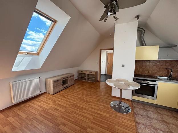 Prodej bytu 2+kk, Jesenice, Lomená, 45 m2