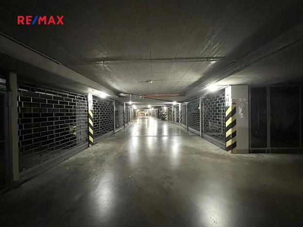 Pronájem garáže, Praha - Košíře, Zahradníčkova, 18 m2