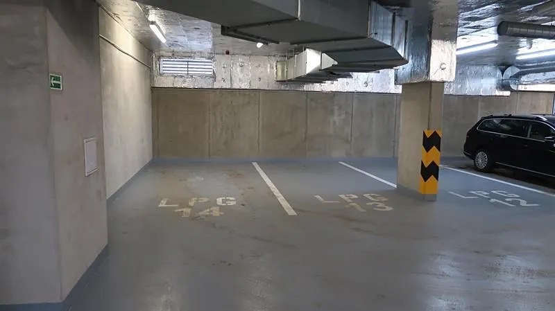 Pronájem garážového stání, Praha - Hodkovičky, Šífařská, 12 m2