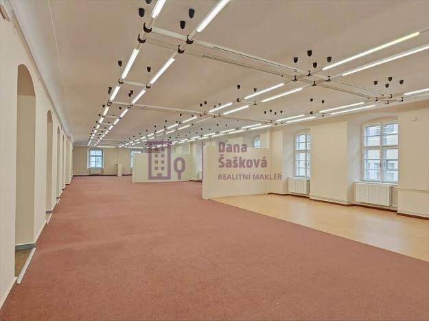 Pronájem obchodního prostoru, Jindřichův Hradec, nám. Míru, 525 m2