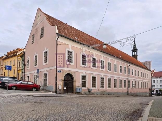 Pronájem obchodního prostoru, Jindřichův Hradec, nám. Míru, 525 m2