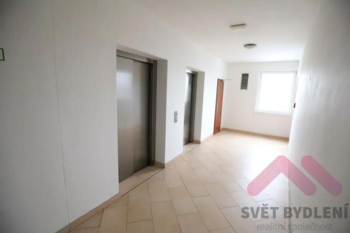 Pronájem bytu 1+kk, Praha - Hloubětín, Nademlejnská, 33 m2