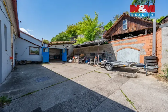 Prodej obchodního prostoru, Šarovy, 400 m2