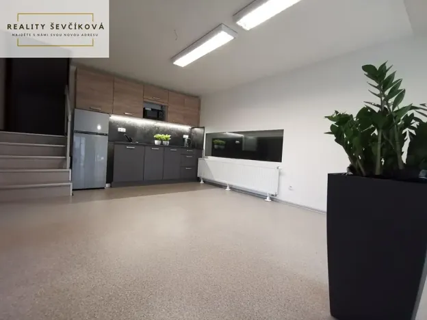 Pronájem obchodního prostoru, Hradec Králové, Vlčkovická, 700 m2