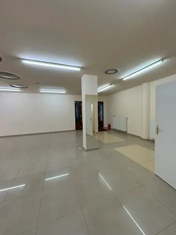 Prodej obchodního prostoru, Karlovy Vary, Divadelní náměstí, 100 m2