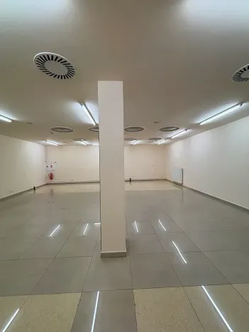 Prodej obchodního prostoru, Karlovy Vary, Divadelní náměstí, 100 m2
