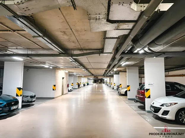 Prodej garážového stání, Praha - Vysočany, Poděbradská, 13 m2