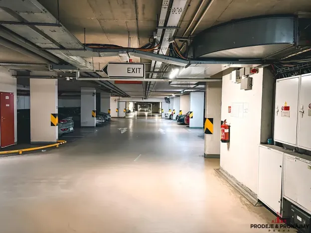 Prodej garážového stání, Praha - Vysočany, Poděbradská, 13 m2