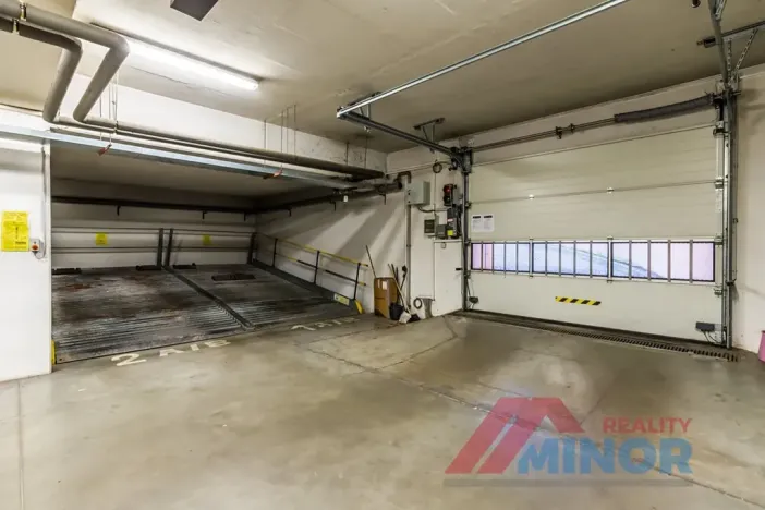 Pronájem garážového stání, Praha - Libeň, Na žertvách, 13 m2