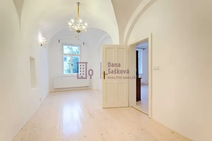 Pronájem bytu 2+1, Jindřichův Hradec, nám. Míru, 71 m2