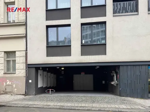 Prodej garážového stání, Praha - Smíchov, Holečkova, 13 m2