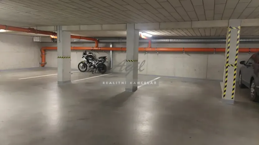 Pronájem garážového stání, Slavkov u Brna, 15 m2