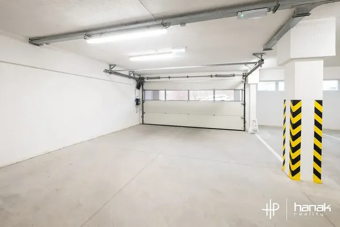 Pronájem garážového stání, Brno, Nachová, 15 m2