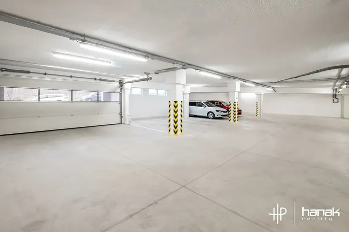 Pronájem garážového stání, Brno, Nachová, 15 m2