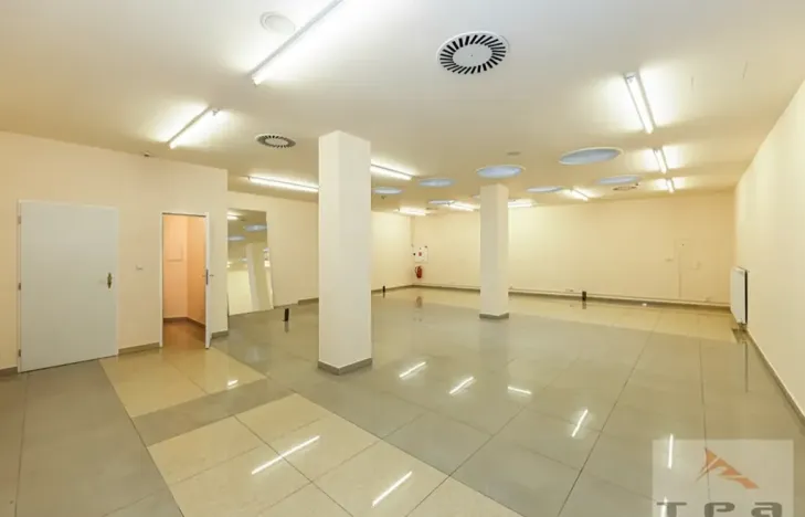 Pronájem obchodního prostoru, Karlovy Vary, Divadelní náměstí, 100 m2