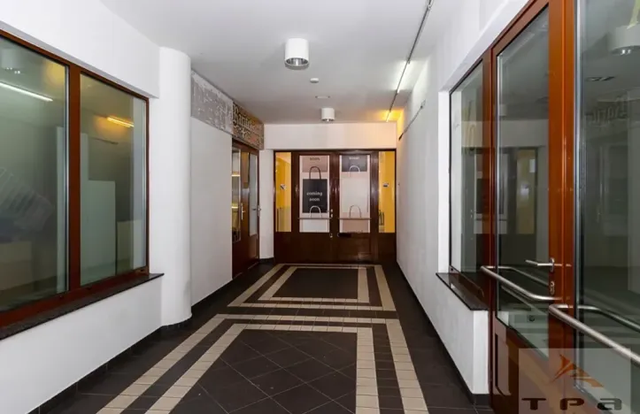 Pronájem obchodního prostoru, Karlovy Vary, Divadelní náměstí, 100 m2