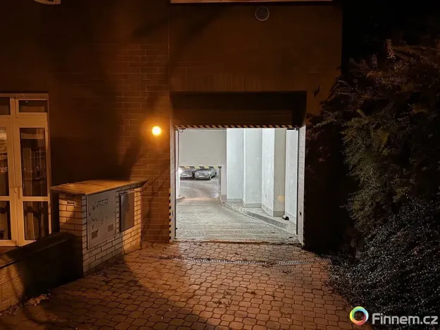 Pronájem garáže, Praha - Košíře, Zahradníčkova, 50 m2