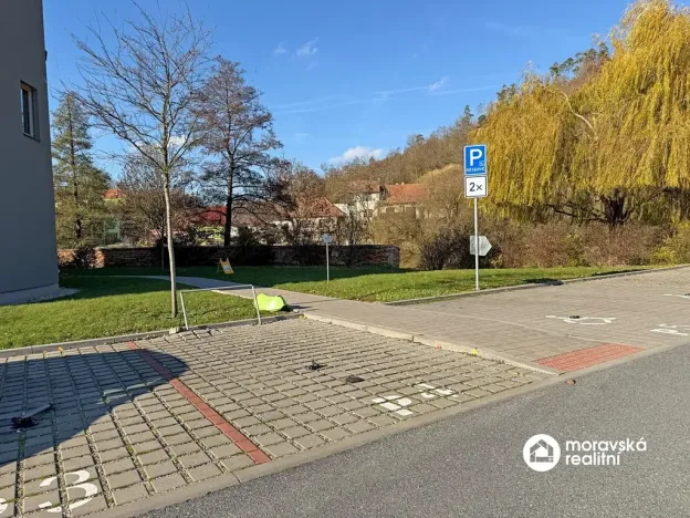 Pronájem garážového stání, Oslavany, náměstí 13. prosince, 15 m2