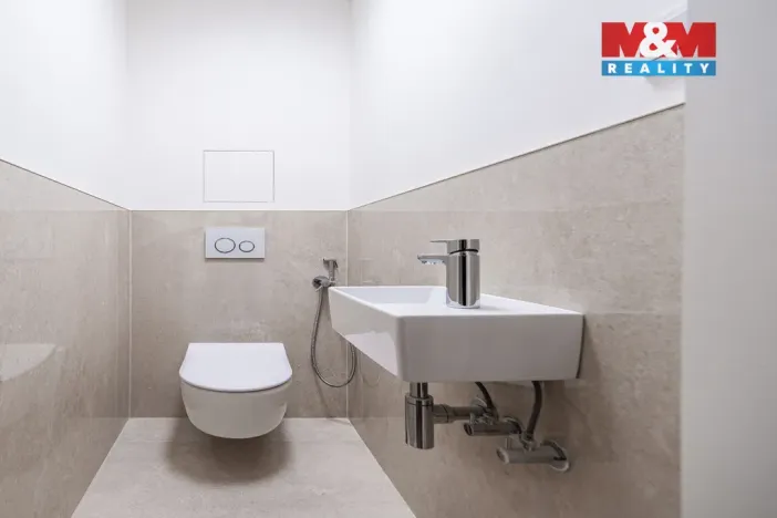 Prodej bytu 2+kk, Praha - Holyně, náměstí Pod lípou, 58 m2