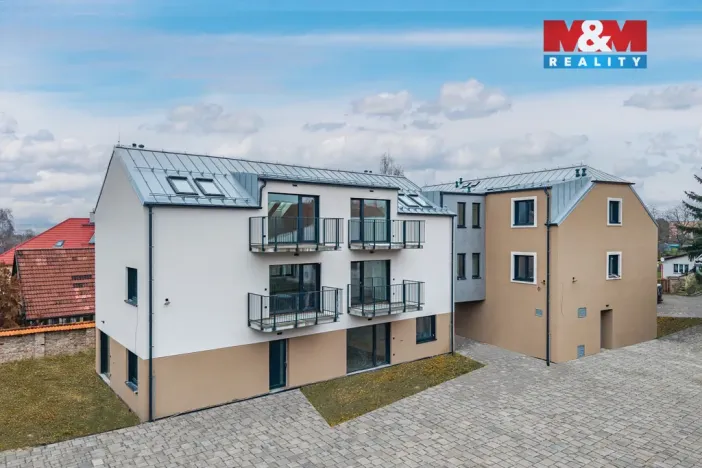 Prodej bytu 2+kk, Praha - Holyně, náměstí Pod lípou, 58 m2