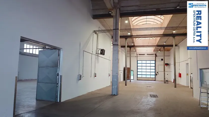 Pronájem výrobních prostor, Lišov, Hůrecká, 2357 m2