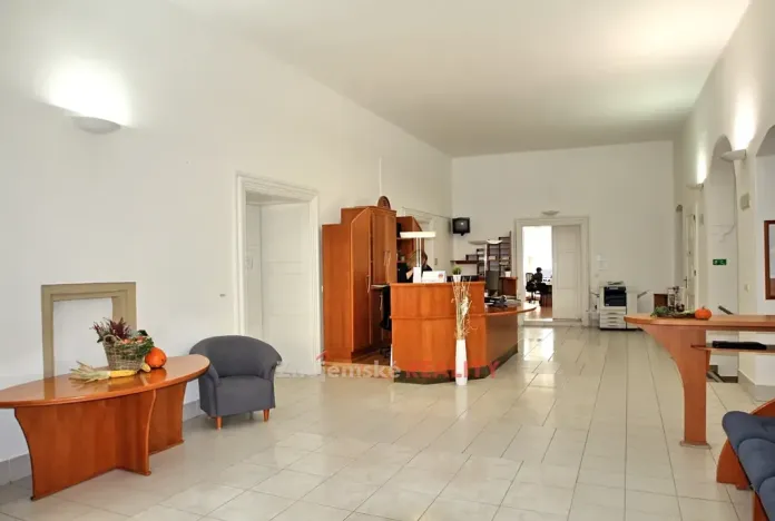 Pronájem kanceláře, Znojmo, 1000 m2