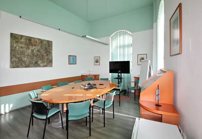 Pronájem kanceláře, Znojmo, 1000 m2