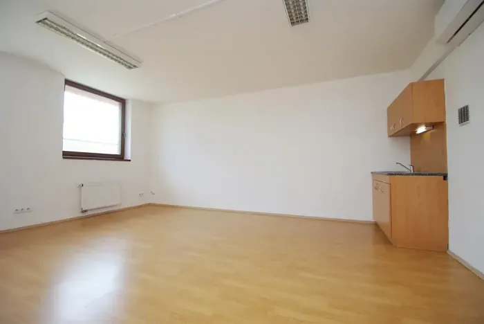 Pronájem kanceláře, Praha - Smíchov, Štefánikova, 63 m2