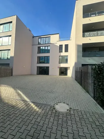 Pronájem garážového stání, Praha - Strašnice, Třebohostická, 14 m2