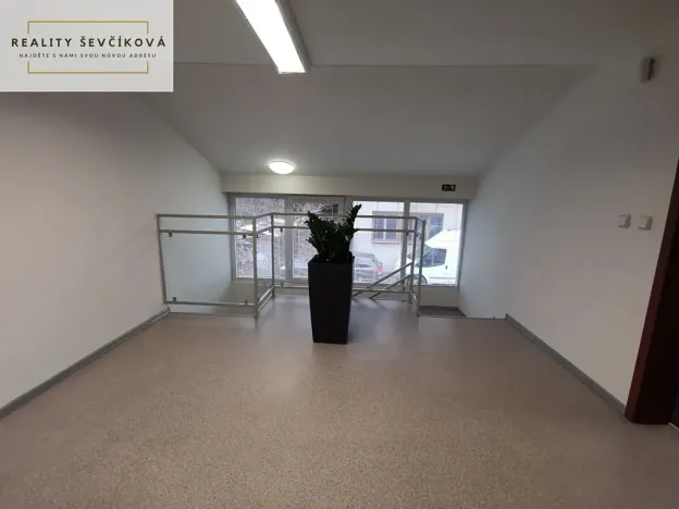 Pronájem obchodního prostoru, Hradec Králové, Vlčkovická, 700 m2