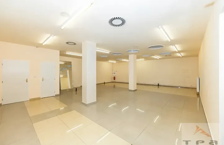 Prodej obchodního prostoru, Karlovy Vary, Divadelní náměstí, 100 m2