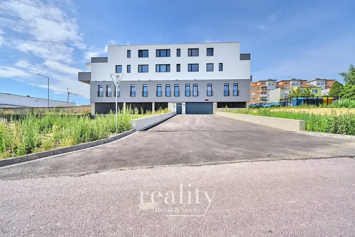 Prodej garážového stání, Znojmo, Kosmákova, 17 m2