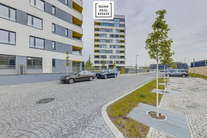 Pronájem garážového stání, Praha - Karlín, Sokolova, 18 m2