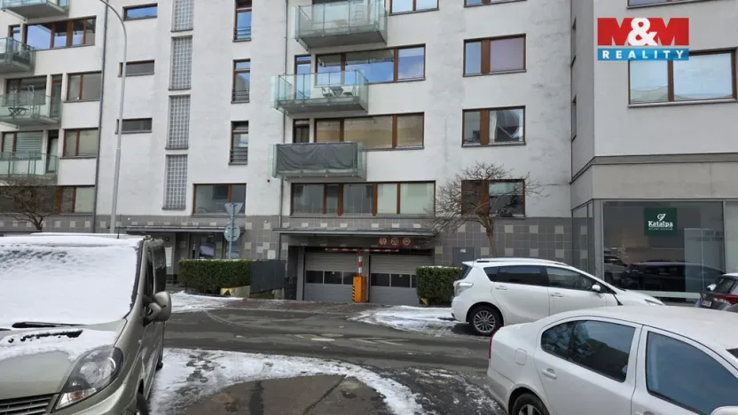 Pronájem garážového stání, Praha - Holešovice, Poupětova, 12 m2