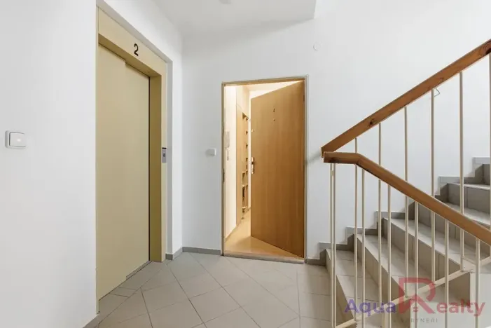 Prodej bytu 2+kk, Karlovy Vary, nám. V. Řezáče, 68 m2