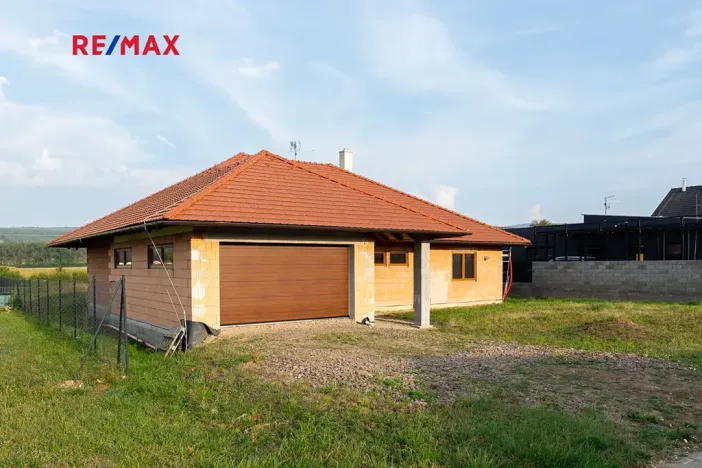 Prodej rodinného domu, Bánov, 197 m2