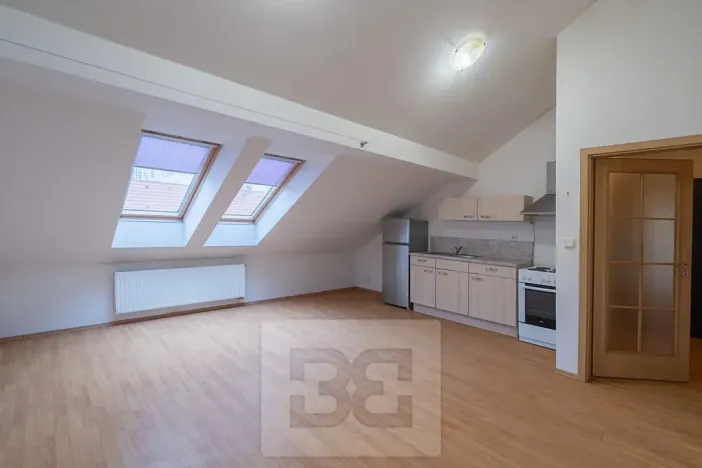 Pronájem bytu 1+kk, Praha - Vršovice, Krymská, 35 m2