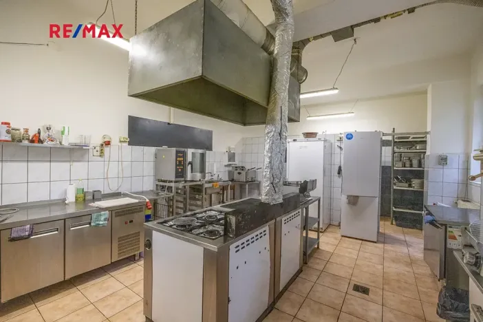 Prodej obchodního prostoru, Čelákovice, Rumunská, 794 m2