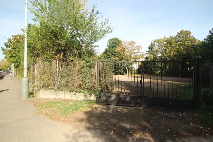 Prodej komerčního pozemku, Praha - Krč, Tajovského, 2300 m2