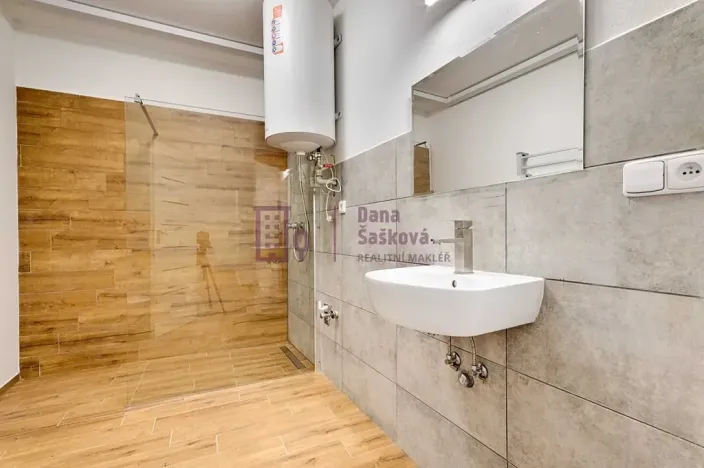 Pronájem bytu 2+kk, Jindřichův Hradec, nám. Míru, 58 m2