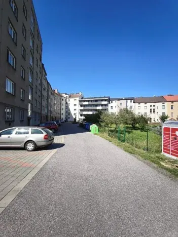 Pronájem garážového stání, Jičín, Ruská, 15 m2